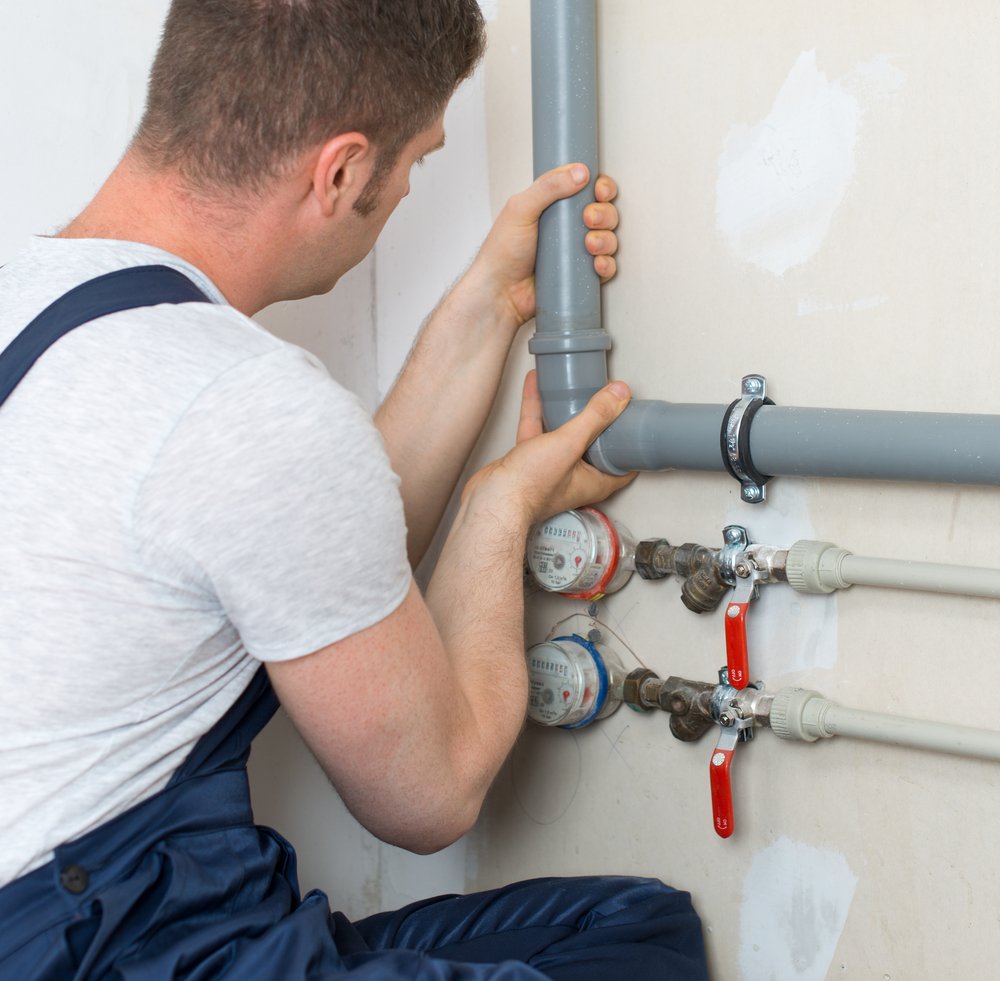 Thường xuyên kiểm tra hệ thống đường ống nước trong gia đình để tránh thấm dột