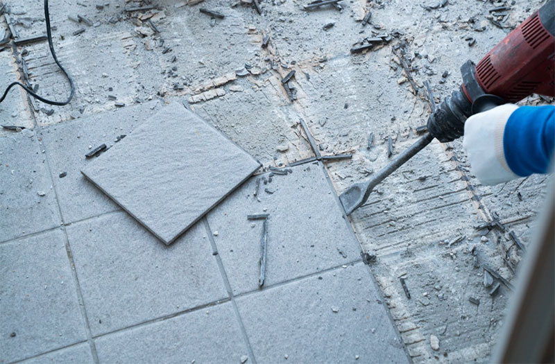 Phá bỏ lớp gạch cũ để sửa chữa khả năng chống thấm cho sàn nhà vệ sinh