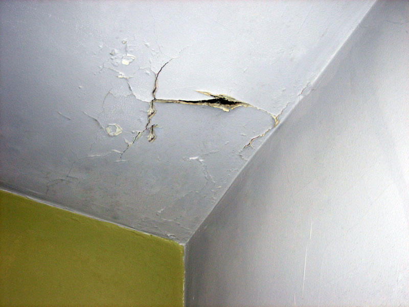 Có nhiều nguyên nhân tác động khiến trần nhà bị hư hỏng